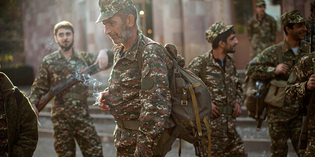 Rõ ràng là sau cuộc chiến kéo dài gần 2 tháng với kết quả là thất bại nặng nề thì tinh thần của quân lính Armenia đang vô cùng giao động và bệ rạc, đây rõ ràng là một thời cơ vô cùng thuận lợi cho Azerbaijan tiến lên giành lấy những phần mà họ muốn có được sau nhiều năm chờ đợi trong thế giằng co với Armenia. Nguồn ảnh: Pinterest.