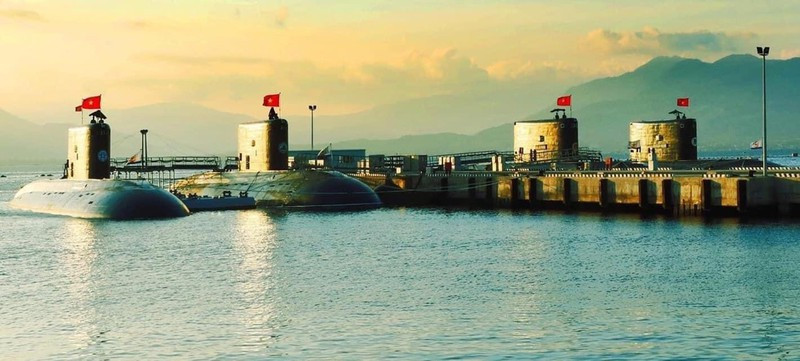 Có thể nói rằng, việc tự chủ đóng mới tàu chiến hiện đại lên đến 2000 tấn chính là sự nỗ lực không nhỏ, là thành tựu tuyệt vời đặc biệt quan trọng của toàn quân ta nói chung và Tổng cục Công nghiệp Quốc phòng Việt Nam nói riêng, góp phần rất lớn trong công cuộc gìn giữ và bảo vệ chủ quyền biển đảo thiêng liêng của Tổ quốc. Ảnh: Đội tàu ngầm Kilo 636 của Hải quân Việt Nam.