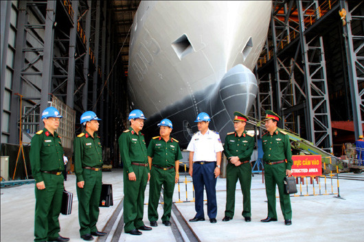 Hiện nay, nền công nghiệp quốc phòng Việt Nam đã có nhiều bước tiến cực kỳ quan trọng, đặc biệt là trong lĩnh vực đóng tàu quân sự. Theo Tạp chí Công nghiệp Quốc phòng &amp; Kinh tế, ta hiện nay đã đạt được nhiều thành tựu của ngành đóng tàu quân sự góp phần vào sự nghiệp bảo vệ chủ quyền biển đảo, trong đó đang phấn đấu nhanh chóng đóng mới tàu chiến mặt nước lên tới 2.000 tấn. Ảnh: Sản phẩm DN-2000 - thành tựu tiêu biểu hàng đầu của ngành đóng tàu quân sự Việt Nam.