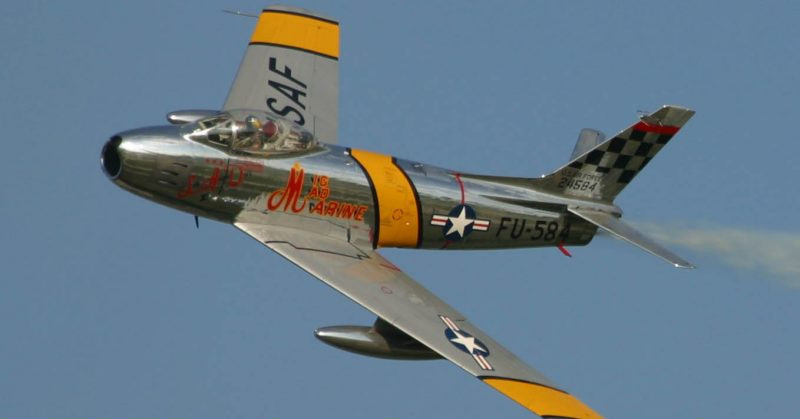 Lịch sử hàng không thế giới ghi nhận, sự ra đời của máy bay F-86 Sabre đã tạo ra bước tiến quan trọng, trong quá trình phát triển máy bay chiến đấu phản lực. Phi công giàu kinh nghiệm nhất của Na Uy, Thiếu tá Olaf Amos người đã từng có 1.200 giờ bay trên chiếc F-86 phát biểu: "Cánh quét là khác biệt lớn nhất, bạn sẽ không bị giới hạn bởi tốc độ âm thanh và bạn có thể thực hiện một cú bổ nhào tấn công mục tiêu mà không cần nghiêng đuôi ...".