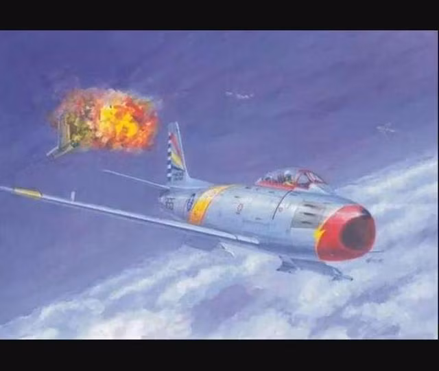 Ngày 24/9/1958, một trận không chiến quy mô lớn có sử dụng tên lửa không đối không đã diễn ra ở phía đông Vịnh Ôn Châu. Đội hình chiến đấu cơ J-5 (phiên bản MiG-15) của một trung đoàn không quân hải quân Trung Quốc và đội hình 24 chiến đấu cơ F-86 của Đài Loan, đã đụng độ nhau tại Vịnh Ôn Châu, tỉnh Chiết Giang. Ảnh: Trận không chiến giữa F-86 và J-5 – Nguồn: Sina