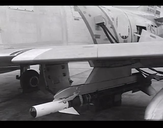 Trong trận không chiến này, một quả tên lửa Sidewinder do máy bay Đài Loan đã phóng trúng vào máy bay Trung Quốc, nhưng không nổ; thậm chí quả tên lửa này đã giắt chặt vào chiếc J-5 và hạ cánh cùng với máy bay. Đây quả là món quà vô giá đối với Trung Quốc. Ảnh: Tên lửa Sidewinder trên máy bay chiến đấu F-86. Nguồn: Wikipedia
