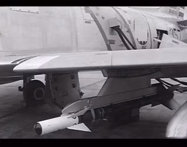 Trong trận không chiến này, một quả tên lửa Sidewinder do máy bay Đài Loan đã phóng trúng vào máy bay Trung Quốc, nhưng không nổ; thậm chí quả tên lửa này đã giắt chặt vào chiếc J-5 và hạ cánh cùng với máy bay. Đây quả là món quà vô giá đối với Trung Quốc. Ảnh: Tên lửa Sidewinder trên máy bay chiến đấu F-86. Nguồn: Wikipedia