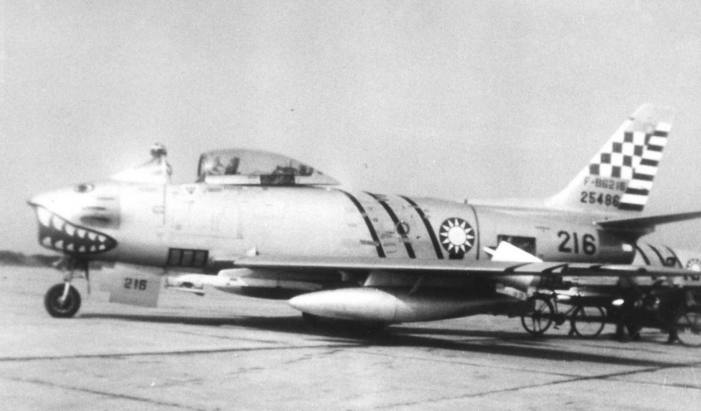 Do chiếc RF-84 có tốc độ chậm (chỉ 986 km/h), để che chắn chiếc RF-84 này, Đài Loan đã cử 24 chiếc F-86 từ Cụm máy bay chiến đấu số 11, bay kèm bảo vệ. Trong đó, có 4 chiếc F-86 mang tên lửa không đối không Sidewinder do Mỹ sản xuất, chờ cơ hội để bắn hạ máy bay Trung Quốc, bằng loại tên lửa Sidewinder tối tân, mà khi đó, chỉ Mỹ mới có. Ảnh: Máy bay chiến đấu F-86 của Đài Loan – Nguồn: Wikipedia