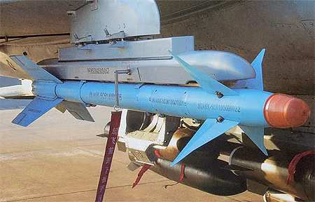 Tên lửa PL-2 được hoàn thiện và đưa vào sản xuất hàng loạt vào tháng 11/1967 và được trang bị cho các máy bay chiến đấu J-6 (bản sao của MiG-19) và J-7 (bản sao của MiG-21) của Không quân Trung Quốc; loại tên lửa này được sử dụng đến giữa những năm 1990, sau khi Trung Quốc nhập được của Nga những loại tên lửa hiện đại hơn. Ảnh: Tên lửa PL-5 của Trung Quốc – Nguồn: Sina