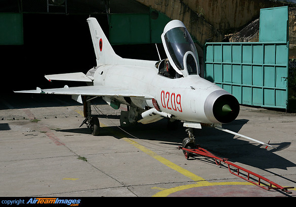 Vào ngày 30/3/1961, Trung Quốc và Liên Xô đã ký hiệp định về việc cấp cho Trung Quốc bản quyền sản xuất máy bay chiến đấu MiG-21 cùng với tên lửa K-13 đi kèm. Đây là việc làm quá “ưu ái” của Liên Xô với Trung Quốc, trước khi quan hệ giữa hai nước rơi vào thời kỳ “đóng băng”. Ảnh: J-7 mà Trung Quốc sản xuất theo mẫu MiG-21 – Nguồn: Sina