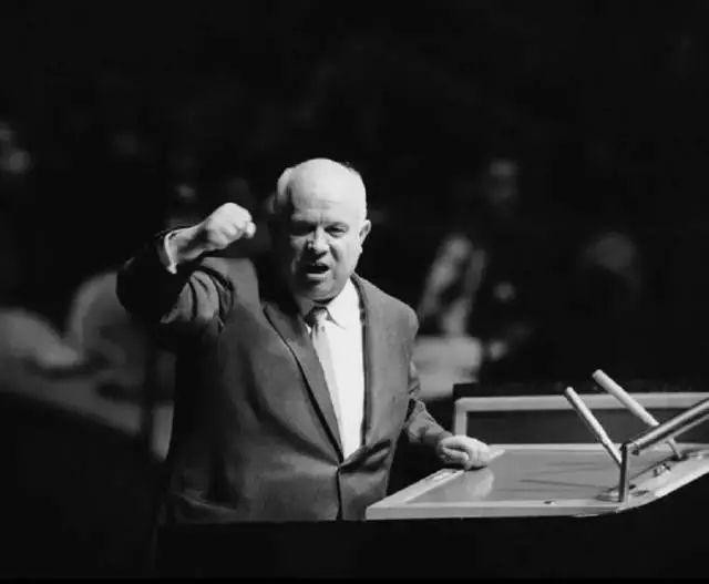 Việc chậm trễ bàn giao quả tên lửa chiến lợi phẩm của Trung Quốc, thậm chí còn khiến Khrushchev (nhà lãnh đạo cao nhất của Liên Xô khi đó) bực tức, ông đã hạ lệnh đình chỉ việc giao tên lửa đạn đạo R-2 (Dongfeng-1) cho Trung Quốc. Ảnh: Nhà lãnh đạo Khrushchev – Nguồn: TASS