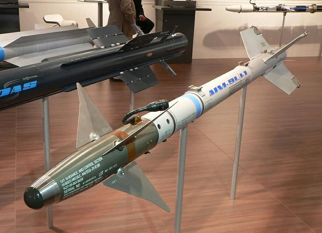 Tuy nhiên phía Liên Xô phàn nàn rằng, bên trong tên lửa đã bị tháo dỡ lộn xộn, và thành phần quan trọng nhất của đầu dò tên lửa, là một cảm biến hồng ngoại chì cực nhạy bị mất, và Liên Xô phải đàm phán nhiều lần, mới có được nó. Ảnh: Tên lửa Sidewinder - Nguồn: Wikipedia