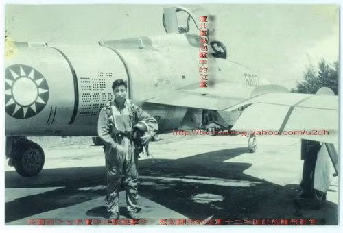 Nguyên nhân của trận không chiến là vào ngày 24/9/1958, Đài Loan đã điều một máy bay trinh sát RF-84 của Không đoàn trinh sát số 6; chiếc RF-86 này do Yang Shiju, người sau này trở thành phi đội trưởng của Phi đội "Mèo đen" điều khiển, bay qua Vịnh Ôn Châu, tỉnh Chiết Giang với độ cao thấp để chụp ảnh. Ảnh: Phi công Yang Shiju và chiếc RF-86 – Nguồn: QQ