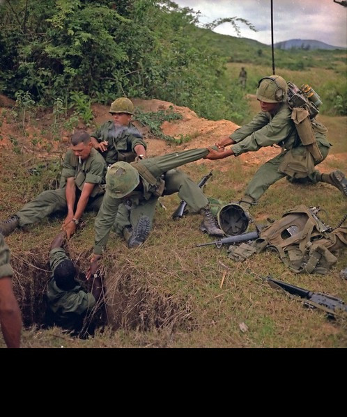 Một tên giặc bị thương do bẫy cũng khiến cho vài tên khác mất khả năng chiến đấu khi phải chăm sóc đồng đội, điều này làm giảm sức tấn công của tốp lính càn quét quân ta. Các loại bẫy chông du kích không hẳn chỉ là hướng đến tiêu diệt sinh lực đối phương, mà khiến chúng bị thương còn tạo ra một hiệu quả hơn trong chiến đấu. Ảnh: Đồng đội kéo một tên lính Mỹ bị dính bẫy chông lên trong chiến tranh Việt Nam.