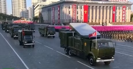 Tổ hợp sử dụng một radar mảng pha 3D có thiết kế giống với radar 30N6E của tổ hợp S-300 dùng cho nhiệm vụ dẫn bắn, kiểm soát hỏa lực và chỉ thị mục tiêu, một xe carbin chỉ huy và các xe phóng mang ống tên lửa, mỗi xe mang theo được 2 quả. Ảnh: Các thành phần chiến đấu của một tổ hợp KN-06 gồm radar chỉ thị mục tiêu, xe chỉ huy và các xe phóng.