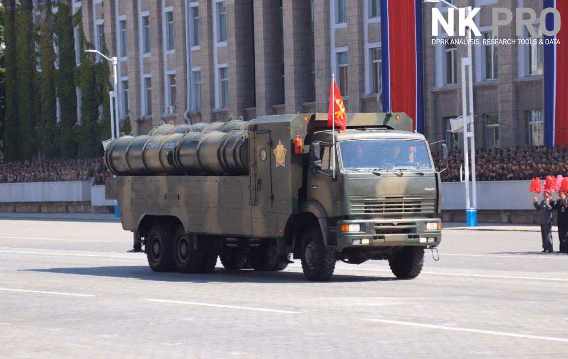 Vào năm 2018, Triều Tiên đã cho ra mắt phiên bản nâng cấp đáng kể hơn của KN-06, thay vì chỉ có thể mang theo 2 ống phóng tên lửa, bây giờ khung gầm đã có thể mang tới 3 ống phóng, nâng cao đáng kể khả năng tiêu diệt mục tiêu. Đồng thời, trong một tổ hợp KN-06 sẽ có từ 3 - 4 xe phóng đồng nghĩa với việc một hệ thống sẽ tăng thêm 3 - 4 đạn trong một lần bắn Ảnh: Xe phóng kiểu mới của KN-06 với 3 ống phóng.