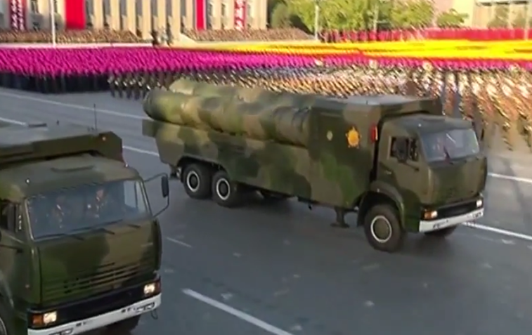 Trong cuộc duyệt binh thường niên vào năm 2010, lần đầu tiên Triều Tiên đã cho ra mắt hệ thống tên lửa phòng không tầm xa do mình tự chế tạo mang tên KN-06 có nhiều nét tương tự với S-300 của Nga nhưng có tính năng thua kém hơn. Hệ thống được đặt trên khung gầm xe tải việt dã cải tiến nhưng chỉ có thể mang theo 2 ống phóng thẳng đứng. Ảnh: Cận cảnh xe phóng của tổ hợp KN-06.