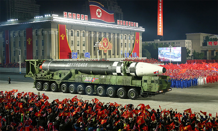 Vào ngày 10/10 vừa qua, Triều Tiên đã trịnh trọng tổ chức lễ duyệt binh lớn chưa từng có trong lịch sử để chào mừng 70 năm ngày thành lập Đảng Lao động Triều Tiên với người đứng đầu là lãnh đạo Kim Jong Un. Sự kiện thu hút sự xuất hiện của hàng loạt khí tài quân sự vô cùng hiện đại của cả 3 quân binh chủng Hải - Lục - Không quân, tạo một cú shock cực kỳ lớn đối với giới quan sát nước ngoài về mức độ hoành tráng. Ảnh: Tên lửa đạn đạo liên lục đại mang đầu đạn hạt nhân Hỏa Tinh-15 của Triều Tiên duyệt binh.
