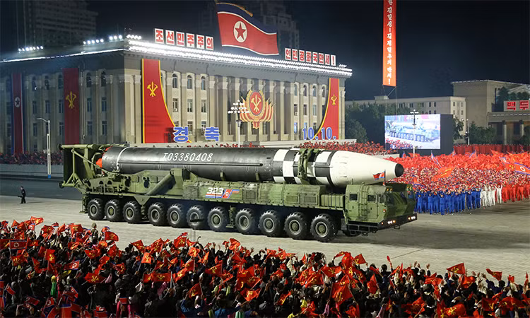 Vào ngày 10/10 vừa qua, Triều Tiên đã trịnh trọng tổ chức lễ duyệt binh lớn chưa từng có trong lịch sử để chào mừng 70 năm ngày thành lập Đảng Lao động Triều Tiên với người đứng đầu là lãnh đạo Kim Jong Un. Sự kiện thu hút sự xuất hiện của hàng loạt khí tài quân sự vô cùng hiện đại của cả 3 quân binh chủng Hải - Lục - Không quân, tạo một cú shock cực kỳ lớn đối với giới quan sát nước ngoài về mức độ hoành tráng. Ảnh: Tên lửa đạn đạo liên lục đại mang đầu đạn hạt nhân Hỏa Tinh-15 của Triều Tiên duyệt binh.