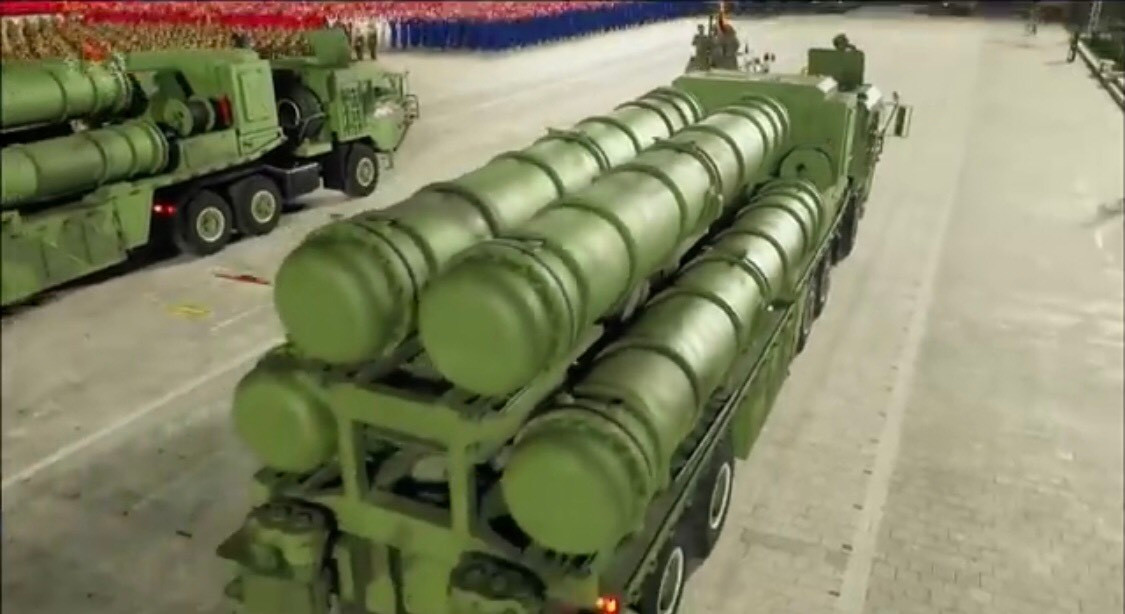 Tuy nhiên qua đây ta cũng thấy được rằng Công nghiệp quốc phòng Triều Tiên thực sự là vô cùng đáng gờm, họ có thể tự sản xuất xe tăng chiến đấu chủ lực, tên lửa đạn đạo liên lục địa, máy bay tiêm kích, pháo phản lực hay hệ thống phòng không tầm xa, đáp ứng đầy đủ mọi nhu cầu vũ khí của quân đội, điều này không có nhiều quốc gia trên thế giới có khả năng làm được. Ảnh: Cận cảnh tổ hợp tên lửa phòng không kiểu mới của Triều Tiên.