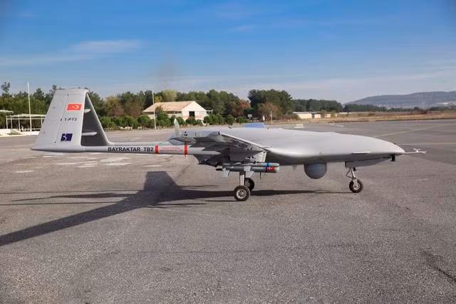 Theo thông tin có được, UAV của Azerbaijan phần lớn là loại TB-2 nhập khẩu từ Thổ Nhĩ Kỳ; loại UAV này có độ cao tác chiến trung bình khoảng 5.486 mét, trần bay tối đa có thể lên tới hơn 8.200 mét. Với tầm bay này, các loại vũ khí phòng không tầm thấp khó có thể với tới được. Ảnh: UAV TB-2 - Nguồn: Sina