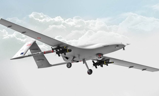 Tuy nhiên trượng lượng cất cánh của UAV TB-2 không vượt quá 650 kg, do vậy không cho phép nó mang các hệ thống điều khiển hỏa lực quá phức tạp, cũng như các loại vũ khí không đối đất có điều khiển. Ảnh: UAV TB-2 - Nguồn: Sina