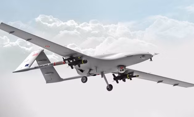 Tuy nhiên trượng lượng cất cánh của UAV TB-2 không vượt quá 650 kg, do vậy không cho phép nó mang các hệ thống điều khiển hỏa lực quá phức tạp, cũng như các loại vũ khí không đối đất có điều khiển. Ảnh: UAV TB-2 - Nguồn: Sina