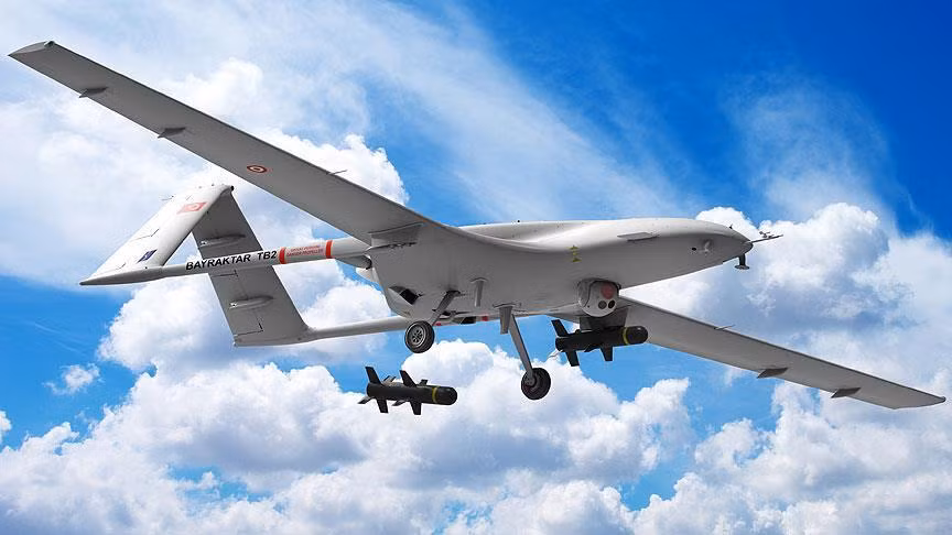 Như vậy độ cao và bán kính tấn công của UAV sẽ không quá cao, và như vậy UAV sẽ lọt vào tầm bắn hiệu quả của tên lửa phòng không. Nếu với lực lượng phòng không chuyên trách được đào tạo bài bản, UAV có thể bị bắn hạ khi đang sử dụng tên lửa chống tăng tiến công mặt đất.