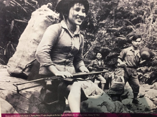 Những người em, người chị, người mẹ ở miền Bắc thì lại phấn khởi gia nhập lực lượng thanh niên xung phong, giao liên,… phục vụ cho quá trình kháng chiến gian khổ. Họ không quản ngại nắng mưa, bom đạn của quân thù, vẫn sẵn sàng nhận và hoàn thành mọi nhiệm vụ được cấp trên giao phó bất kể hi sinh gian khổ, quyết một lòng vì những chuyến xe chở bộ đội, vũ khí khí tài, đạn dược, lương thực hướng vào Nam chiến đấu.