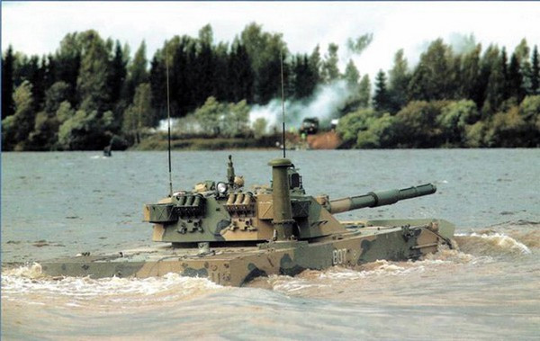 Về trọng lượng, Sprut-SD chỉ nặng 18 tấn, nhẹ hơn gần bằng 1 nửa so với Type-15. Điều này cho phép nó có thể triển khai nhảy dù từ máy bay vận tải để hỗ trợ lực lượng đổ bộ đường không cũng như hoạt động hiệu quả tại địa hình sơn cước. Ảnh: Pháo tự hành Sprut-SD vượt sông.