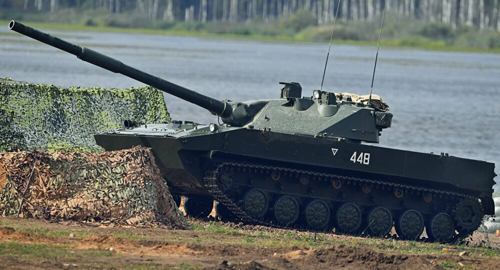 Sprut-SD sử dụng khung thân bọc thép làm bằng hợp kim nhôm giúp xe có trọng lượng nhẹ, có thể chống lại đạn pháo 23mm. Xe thiết kế giống với xe tăng chiến đấu chủ lực với khoang lái ở phía trước, khoang chiến đấu ở giữa và khoang động cơ ở phía sau, trang bị một động cơ Diesel công suất 510 mã lực cùng hộp số tự động, cho phép xe có thể đạt vận tốc tối đa 70km/h trên đường bằng, vận tốc bơi 7-9km/h. Ảnh: Pháo tự hành chống tăng Sprut-SD.