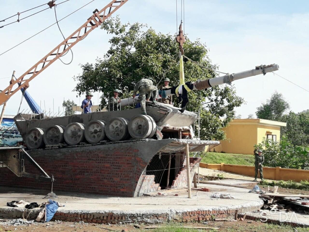 Lữ đoàn Xe tăng 201 đóng tại thị trấn Xuân Mai, huyện Chương Mỹ, thành phố Hà Nội là đơn vị có bề dày truyền thống vẻ vang, đóng quân gần Thủ đô với nhiệm vụ bảo vệ các cơ quan quan trọng của đất nước. Cùng với trọng trách nặng nề đó, cấp trên đã đặc biệt ưu ái, biên chế cho Lữ đoàn nhiều loại khí tài hiện đại hàng đầu hiện nay của toàn Binh chủng Tăng - Thiết giáp. Ảnh: Lắp đặt pháo 2A46M cho tượng đài T-90S.