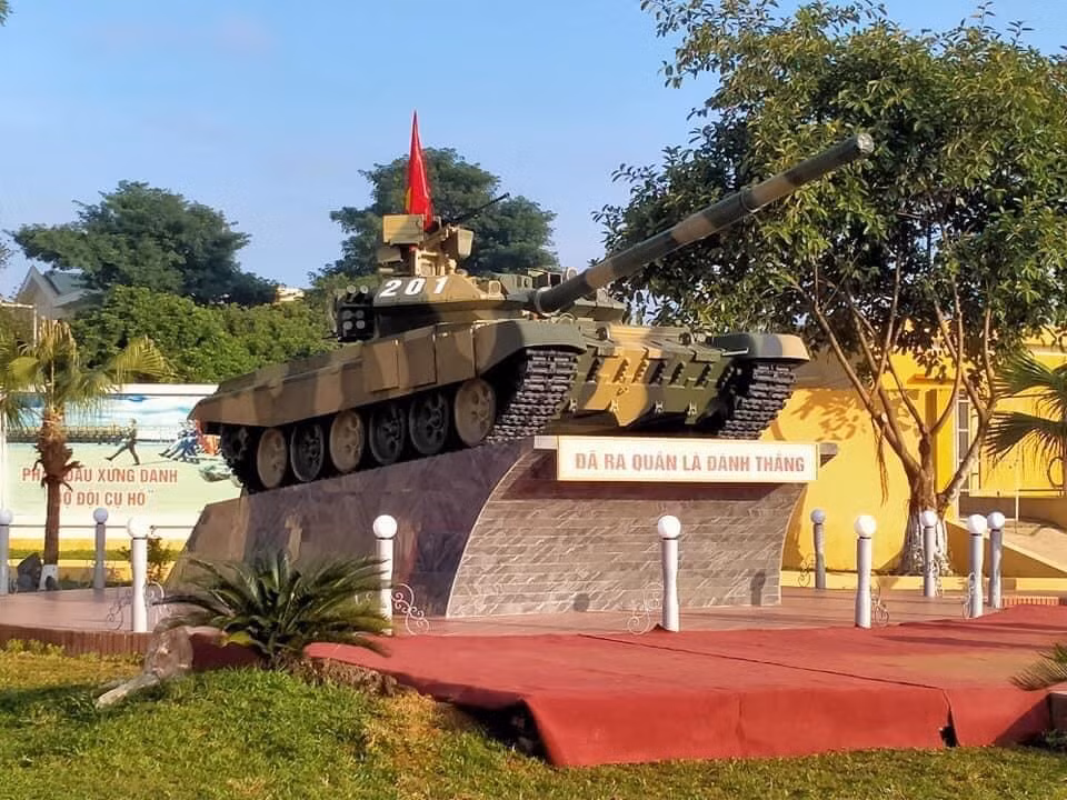 Qua một thời gian khẩn trương thi công gấp rút của các cán bộ chiến sĩ trong đơn vị nhằm kịp tiến độ khánh thành nhân dịp kỉ niệm thành lập Binh chủng, đến nay, mô hình xe tăng T-90S làm bằng xi măng đã hoàn thành với độ chính xác cực cao, có thể nói là rất dễ nhầm với xe tăng thật. Ảnh: Cận cảnh tượng đài xe tăng T-90S do cán bộ Lữ đoàn 201 cung cấp.