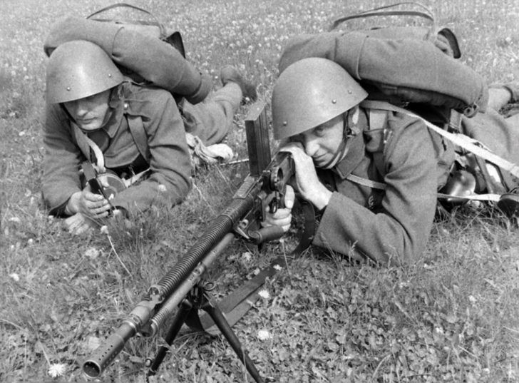 Súng máy vz.26 bắt đầu được sản xuất đại trà bởi Zbrojovka Brno từ 1924 cho đến 1953, là mẫu súng máy hạng nhẹ phổ biến hàng đầu trên thế giới trong nửa đầu của thế kỷ XX, được sử dụng bởi quân đội của nhiều nước trên thế giới kể cả các cường quốc có nền công nghiệp quốc phòng vô cùng phát triển. Nó đã tạo nguồn cảm hứng và sự ảnh hưởng mạnh mẽ đến nhiều mẫu súng máy hạng nhẹ nổi tiếng được phát triển sau này. Ảnh: Bộ binh Tiệp Khắc với một khẩu vz.26.