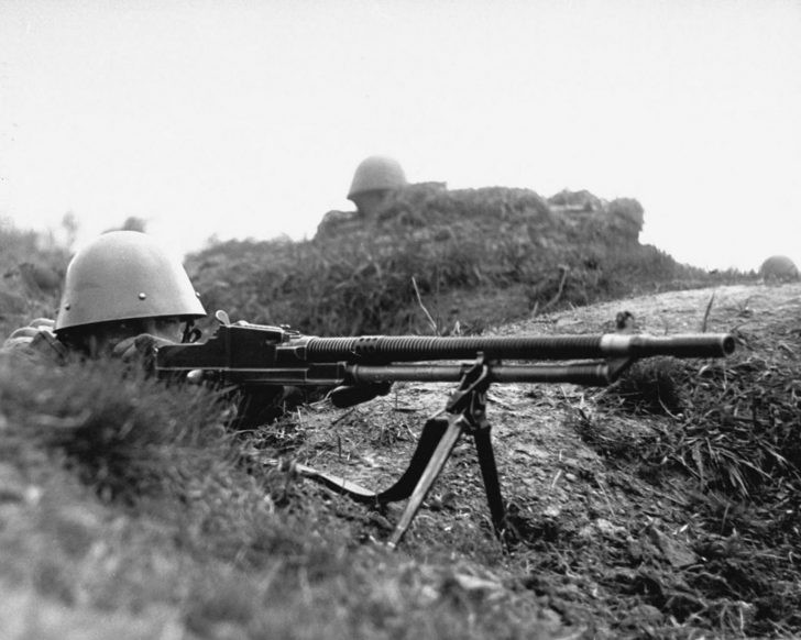 Có thể nói rằng, mẫu súng vz.26 của Tiệp Khắc là một vũ khí vô cùng hiệu quả, đơn giản và đáng tin cậy, dễ dàng trong chế tạo và vận hành. Đây cũng chính là một cuộc cách mạng trong thiết kế súng máy hạng nhẹ trên thế giới, tạo cảm hứng và ảnh hưởng đến hàng loạt mẫu súng sau này. Ảnh: Lính bộ binh Tiệp Khắc với một khẩu vz.26