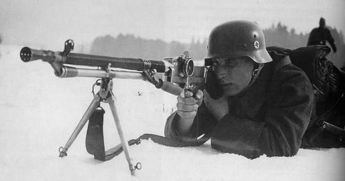 Súng có trọng lượng 10.5kg, dài 1.150mm trong đó nòng dài 672mm được bọc bởi các rãnh tròn đồng tâm giúp tỏa nhiệt tốt hơn khi bắn. Do sử dụng một hộp tiếp đạn 20 viên được đặt ngay phía trên hộp khóa nòng nên đầu ngắm của súng được đặt lệch sang bên trái và có thể điều chỉnh bằng một thước ngắm xoay để điều chỉnh phạm vi tác xạ. Kiểu thiết kế cơ cấu tiếp đạn này cũng đã tạo ảnh hưởng lên nhiều mẫu súng máy sau đó như Bren của Anh hay Type-96 của Nhật Bản. Ảnh: Lính Đức Quốc xã với một khẩu vz.26 chưa gắn hộp tiếp đạn.