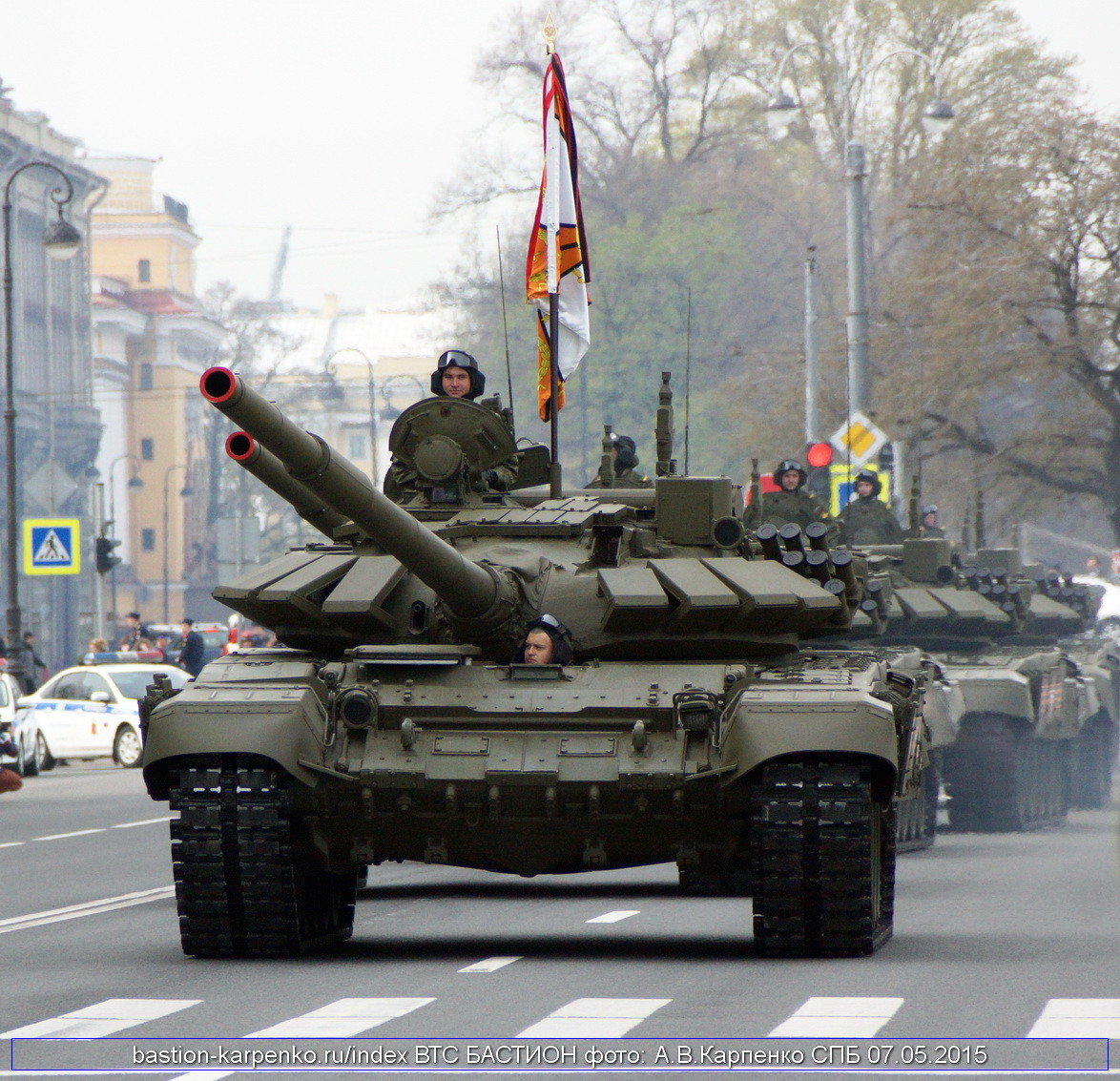 Xe tăng tiêu chuẩn của Tank Biathlon hiện nay là T-72B3 (T-72B3 Mod 2011). Đây là phiên bản nâng cấp sâu của dòng xe tăng T-72B huyền thoại Liên Xô. Với việc bổ sung thêm giáp phản ứng nổ Kontakt-5 thế hệ 2 mặt trước tháp pháo và giáp trước, bổ sung hệ thống kiểm soát hỏa lực tiên tiến cùng kính ngắm đa kênh Sosna-U cho phép xe có thể tác chiến trong điều kiện cả ngày lẫn đêm. Có thể nói rằng, bản nâng cấp T-72B3 này khá tiệm cận với T-90A. Ảnh: Xe tăng T-72B3 Mod 2011 của quân đội Nga duyệt binh.