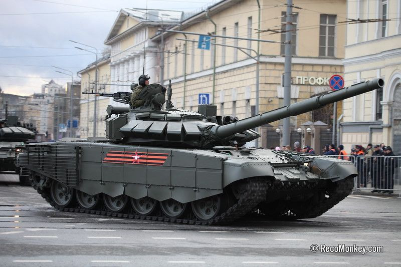 T-72B3M Mod 2016 là phiên bản nâng cấp vượt trội mới nhất hiện nay của dòng T-72 dựa trên T-72B3 bằng việc tăng cường hệ thống giáp lên đáng kể, tăng cao sự lì lợm và khả năng sống sót của xe trên chiến trường. Ở phiên bản này, tỉ lệ bao phủ bởi giáp phản ứng nổ (ERA) là cao hơn rõ rệt so với T-72B3 và kể cả T-90A/S vốn sử dụng công nghệ của những năm 1990. Ảnh: Xe tăng T-72B3M Mod 2016 của quân đội Nga.