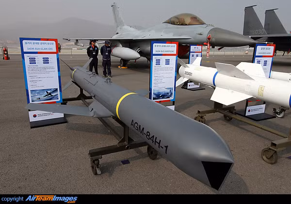 Vũ khí được đánh giá nguy hiểm nhất là 135 tên lửa hành trình AGM-84H, trang bị trên máy bay chiến đấu F-16V và có thể sử dụng chống lại các mục tiêu trên bộ và hải quân có giá trị chiến thuật cao của Trung Quốc; ngoài ra còn có các hệ thống tác chiến điện tử. Ảnh: Tên lửa hành trình AGM-84H - Nguồn: Wikipedia.