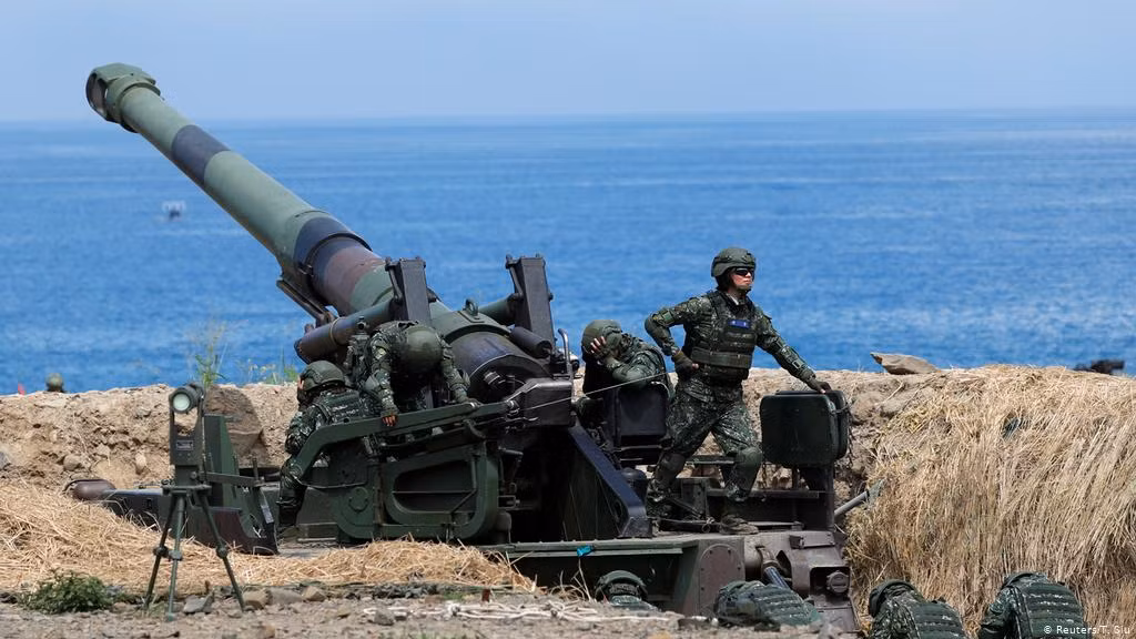 Nhờ tinh thần "tự lực cánh sinh" và sự "giúp đỡ" vũ khí từ Mỹ, Đài Bắc có thể ngăn chặn có hiệu quả đòn tiến công đổ bộ từ phía đối phương. Nhiều chuyên gia thậm chí cho rằng, Đài Loan hiện có khả năng đáp trả ngay lập tức các hành động khiêu khích, triển khai các lực lượng phòng thủ và tấn công phủ đầu. Ảnh: Pháo phòng thủ bờ biển 250 mm M1 của Đài Loan - Nguồn: Taiwan News