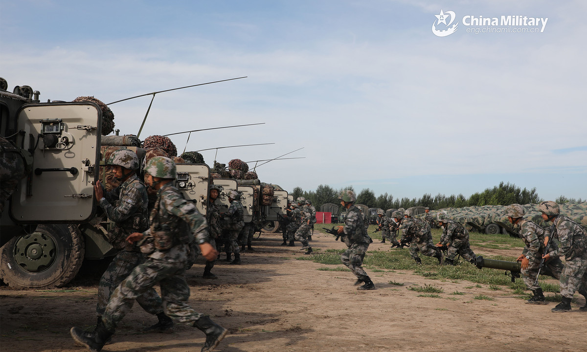 Ý tưởng của Washington là giảm thiểu sự can dự của Mỹ vào cuộc xung đột Trung Quốc-Đài Loan trong tương lai, bằng cách tiếp tục bán vũ khí cho Đài Bắc, cho phép nước này tự vệ trước một cuộc "thống nhất bằng vũ lực" có thể xảy ra của Trung Quốc. Ảnh: Các binh sĩ thuộc Tập đoàn quân số 78 của PLA trong cuộc diễn tập đổ bộ chiếm đảo vào đầu tháng 8/2020 - Nguồn: Feng Cheng.