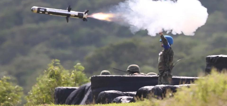 Chính quyền Đài Loan tập trung vào việc tăng cường khả năng chiến đấu của các lực lượng vũ trang, thông qua cải cách tái cơ cấu và hiện đại hóa các nguồn vũ khí. Mọi quyết định đều bị ảnh hưởng bởi áp lực quân sự ngày càng tăng từ Quân đội Trung Quốc. Ảnh: Một đơn vị phòng thủ bờ biển của Đài Loan phóng tên lửa chống tăng - Nguồn: Taiwan News