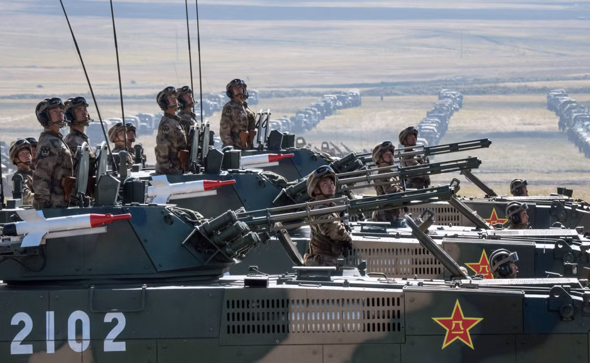 Một thỏa thuận như vậy đã trở nên rõ ràng trước công luận, sau khi Bộ Ngoại giao Mỹ công bố việc bán vũ khí mới cho Đài Loan và thực sự bật đèn xanh để bắt đầu giao hàng. Điều này sẽ cản trở Trung Quốc, khi muốn thống nhất Đài Loan bằng vũ lực. Ảnh: Xe chiến đấu thủy bộ Type-15 của Trung Quốc - Nguồn: Sina