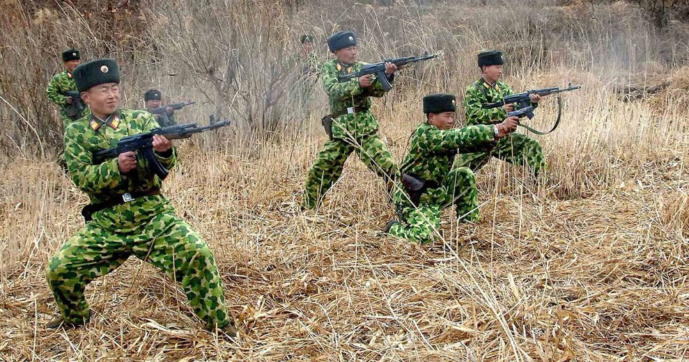 Nhìn kỹ hơn vào lực lượng lục quân hiện tại của Triều Tiên, đã vẽ nên bức tranh về một quân đội đông về quân số, nhưng lạc hậu về trang bị và thiếu hụt hậu cần nghiêm trọng. Ảnh: Lục quân Triều Tiên - Nguồn: Wikipedia.