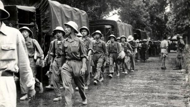 Đoàn quân tiến vào tiếp quản Thủ đô với một tâm thế của người chiến thắng, luôn ngẩng cao đầu và tin tưởng vào một tương lai thống nhất đất nước ở phía trước. Lúc này, với họ, chỉ còn 2 năm nữa thôi là đất nước Việt Nam sẽ thu về một mối sau cuộc Tổng tuyển cử theo đúng điều khoản của Hiệp định Geneva. Ảnh: Đoàn Vệ quốc quân tiến vào Hà Nội.