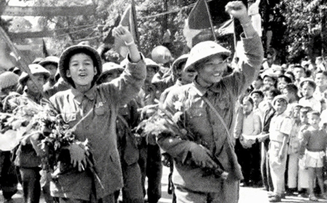 Kể từ khi Đoàn Vệ quốc quân rút khỏi Thủ đô sau nhiều ngày đêm quyết tử vào năm 1947, phải đến 7 năm sau, những người chiến sĩ ưu tú, trong đó có những người con của Hà Nội ngày nào mới có thể quay trở lại nhưng lần này là trong tâm thế hân hoan vui mừng, cùng sự chào đón nồng nhiệt của đồng bào, kết thúc cuộc Kháng chiến chống Pháp vĩ đại, xóa bỏ gần 100 năm sự can thiệp của Pháp lên Việt Nam, mở ra một thời kỳ độc lập tự chủ. Ảnh: Những người chiến sĩ Việt Nam trong sự hân hoan chào đón của đồng bào Thủ đô.