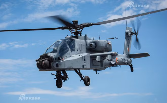 Mối quan hệ và hợp tác quốc phòng giữa Mỹ và Ấn Độ đã trở nên thân thiết hơn trong thời gian gần đây; trong tương lai, có khả năng Ấn Độ sẽ trở thành khách hàng mua vũ khí nhiều nhất của Mỹ; trong chương trình nghị sự của cuộc gặp Bộ trưởng 2+2 lần này, cũng bàn việc Mỹ tham gia cuộc tập trận hải quân chung Malabar 2020 với Ấn Độ, Nhật Bản và Australia trên biển Ấn Độ Dương. Ảnh: Trực thăng vũ trang Apache Ấn Độ mua của Mỹ - Nguồn: Sina