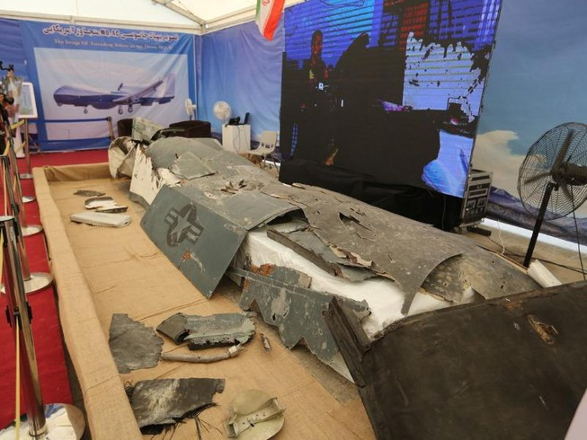 Việc lực lượng phòng không Iran với tên lửa tự chế, đã bắn rơi chiếc UAV trinh sát tầm cao MQ-4C Triton của Hải quân Mỹ vào tháng 6/2019, cũng là nguyên nhân để các nhà lãnh đạo Ấn Độ bàn thảo. Vì vậy với giá thành cao và dễ bị tổn thương của UAV, sẽ là nguyên nhân khiến Quân đội Ấn Độ xem xét lại. Ảnh: Xác chiếc UAV MQ-4C của Mỹ bị Iran bắn rơi - Nguồn: Sina