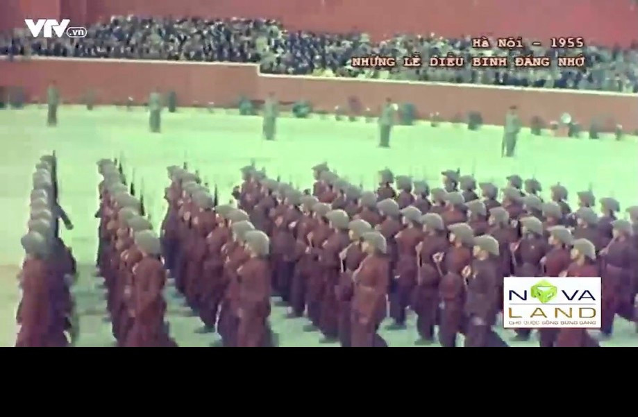 Phải nói rằng, dân tộc Việt Nam tuy có vóc dáng nhỏ bé nhưng lại có một ý chí gan dạ tuyệt vời, lớn lao, sẵn sàng hi sinh thân mình không tiếc máu xương để đổi lại độc lập tự chủ cho đất nước, như lời Bác Hồ đã nói rằng: “Không có gì quý hơn độc lập, tự do”. Họ, thế hệ anh hùng của dân tộc Việt Nam, xứng đáng có được sự tri ân, sự kính nể của tất cả các thế hệ hậu bối sau này, bởi chính họ đã góp phần xây dựng to lớn cho công cuộc giữ gìn và bảo vệ Tổ quốc. Ảnh: Khối nữ chiến sĩ du kích Việt Minh tiến qua lễ đài.