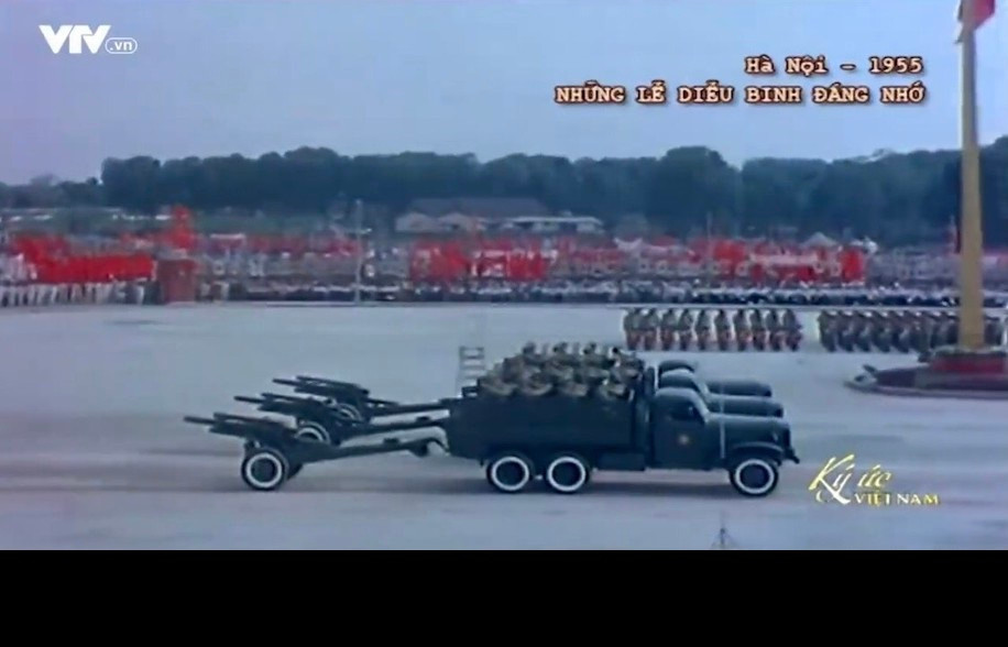 Tiếp sau đó là những khẩu lựu pháo M101 cỡ nòng 105mm từng được những người lính kéo vào tận trận địa sâu nơi núi rừng Điện Biên, điều mà kẻ thù nghĩ ta sẽ không bao giờ làm được. Để rồi từ đó, những khẩu pháo này trút bão lửa lên đầu quân địch dưới lòng chảo, làm hoang mang tinh thần giặc cũng như củng cố thêm sĩ khí quân ta xung phong quyết chiến, là sự quyết định quan trọng cho cục diện chiến thắng của toàn chiến dịch. Ảnh: Xe vận tải CA kéo pháp M101 105mm qua lễ đài.
