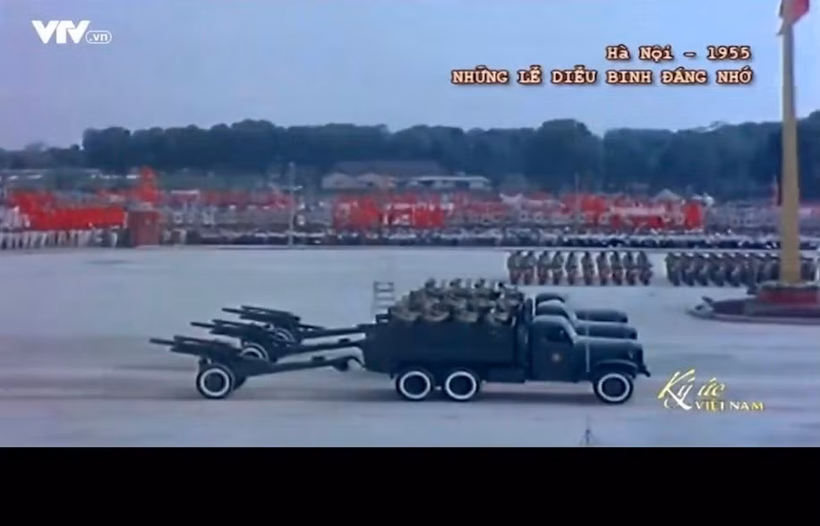 Tiếp sau đó là những khẩu lựu pháo M101 cỡ nòng 105mm từng được những người lính kéo vào tận trận địa sâu nơi núi rừng Điện Biên, điều mà kẻ thù nghĩ ta sẽ không bao giờ làm được. Để rồi từ đó, những khẩu pháo này trút bão lửa lên đầu quân địch dưới lòng chảo, làm hoang mang tinh thần giặc cũng như củng cố thêm sĩ khí quân ta xung phong quyết chiến, là sự quyết định quan trọng cho cục diện chiến thắng của toàn chiến dịch. Ảnh: Xe vận tải CA kéo pháp M101 105mm qua lễ đài.