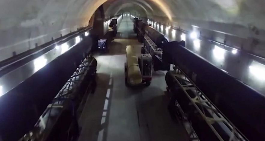 Tuy nhiên địa hình của Iran cũng khá hiểm trở, những dãy núi có mặt khắp đất nước. Và đứng trước mối đe dọa của Mỹ, từ lâu Iran đã xây dựng nhiều công trình phòng thủ ngầm; do vậy không dễ cho Mỹ, có thể tìm được vị trí cụ thể và phá hủy số công trình phòng thủ ngầm của Iran.