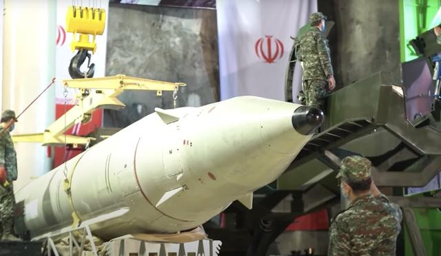 Không nghi ngờ gì nữa, nếu xung đột xảy ra, việc Iran sẽ sử dụng "màn" tên lửa để tấn công hạm đội Mỹ là điều chắc chắn. Để tấn công Iran, quân đội Mỹ cũng tăng cường trang bị vũ khí cho Israel, cung cấp cho Israel vũ khí tiên tiến như máy bay chiến đấu F35 và các loại bom phá hầm ngầm, được dẫn đường chính xác, để tấn công các căn cứ tên lửa ngầm của Iran.