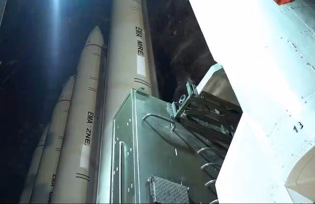 Trên thực tế, chiến lược răn đe của Mỹ như vậy, đã nằm trong tầm tính toán của Iran. Quân đội nước này gần đây đã công khai một hệ thống tên lửa được bố trí dưới hầm ngầm. Từ màn hình có thể thấy nhiều tên lửa đạn đạo, được đặt thẳng đứng trên một băng chuyền, tương tự như đường ray ở trong các đường ngầm.